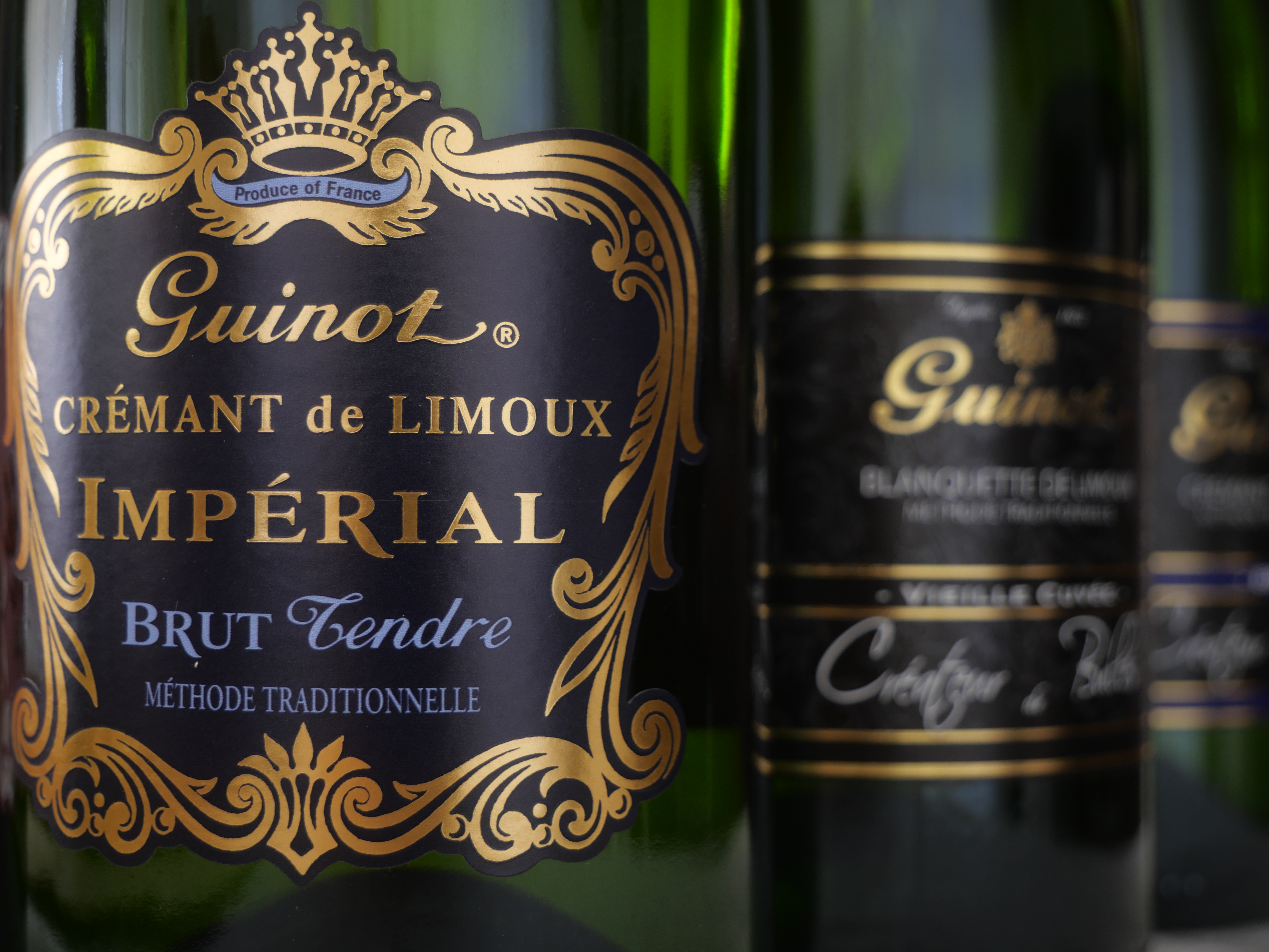 Gros plan sur les bouteilles de Crémant de Limoux Guinot Impérial Brut Tendre.