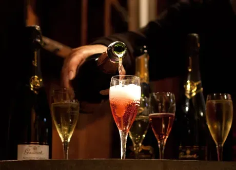 Service des vins effervescents de la Maison Guinot dans des flûtes
